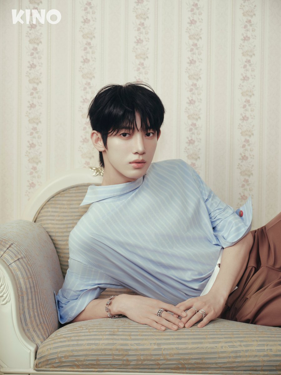 Its_Kinomag's tweet photo. KINO ISSUE 06 |
같은 꿈에 우연히 발을 들인 뒤
우리는 서둘러 출구를 찾지 않았다.

 #박시우 #PARKSIWOO
#SeeUinBloom https://t.co/GlpnhitO6U