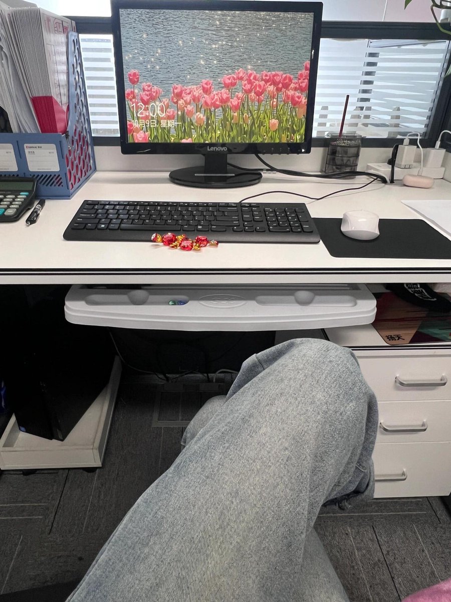 FabianaAlbano's tweet photo. This cozy office chair = my official "thinking chair" (aka where I get 90% of my best work… and 100% of my sneaky snack breaks) #WorkModeOff https://t.co/SWo2LTqkGM