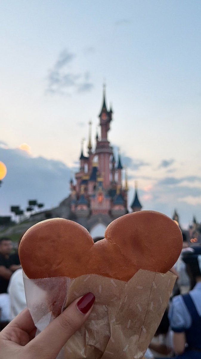 whsaadii's tweet photo. Disneyland💞💞💞💞💞 https://t.co/GwojE1vijt