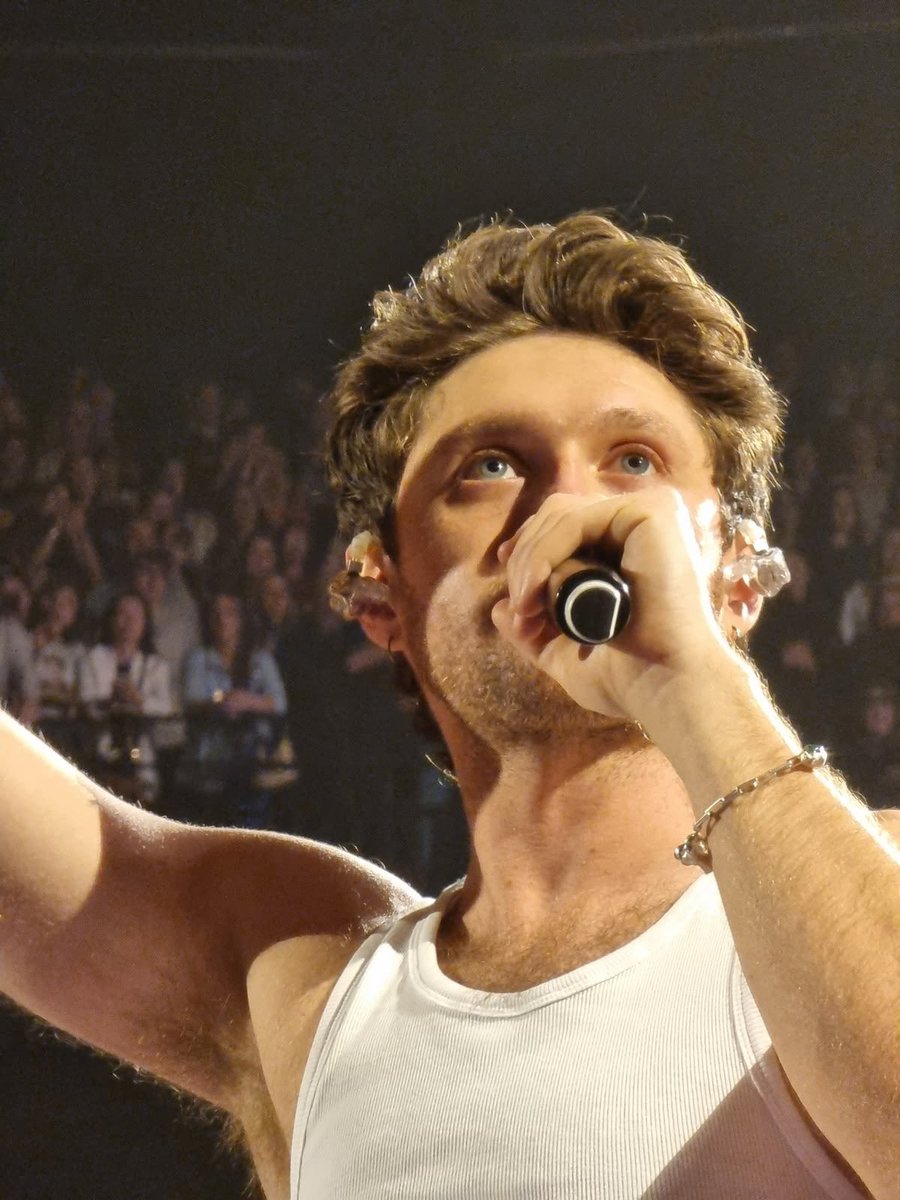 NHGALLERY93's tweet photo. niall horan is from another world. https://t.co/euKpGC4ifw