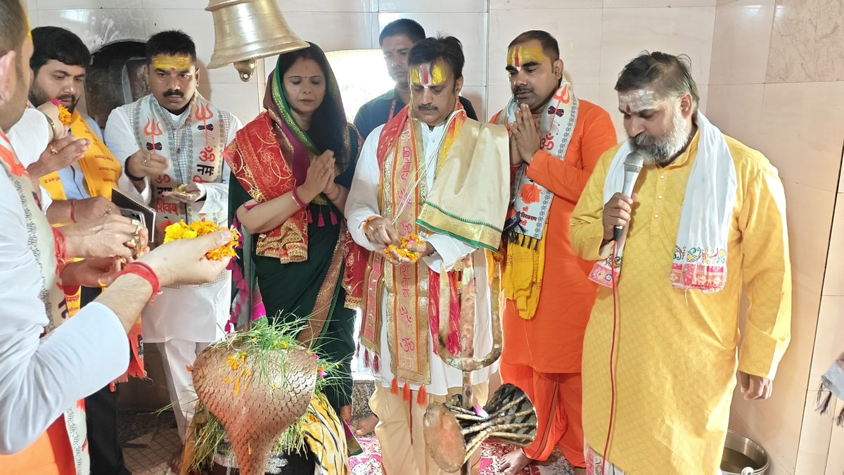 rshuklabjp's tweet photo. आज शिव उपासना के पवित्र श्रावण मास के तृतीय सोमवार, नागपंचमी एवं अपने जन्मदिवस के अवसर पर कुंडलेश्वर महादेव मंदिर में सपत्नीक विधिवत दर्शन-पूजन एवं रुद्राभिषेक किया।

देवाधिदेव महादेव से नागपंचमी के पावन अवसर पर सभी के जीवन में सुख, समृद्धि एवं लोकमंगल की कामना की।

महादेव की कृपादृष्टि एवं आशीर्वाद आप सभी पर सदैव बना रहे।

इस अवसर पर जिला पंचायत अध्यक्ष श्रीमती नीता कोल जी, पूर्व विधायक श्री के. पी. त्रिपाठी जी एवं अन्य साथी उपस्थित रहे।