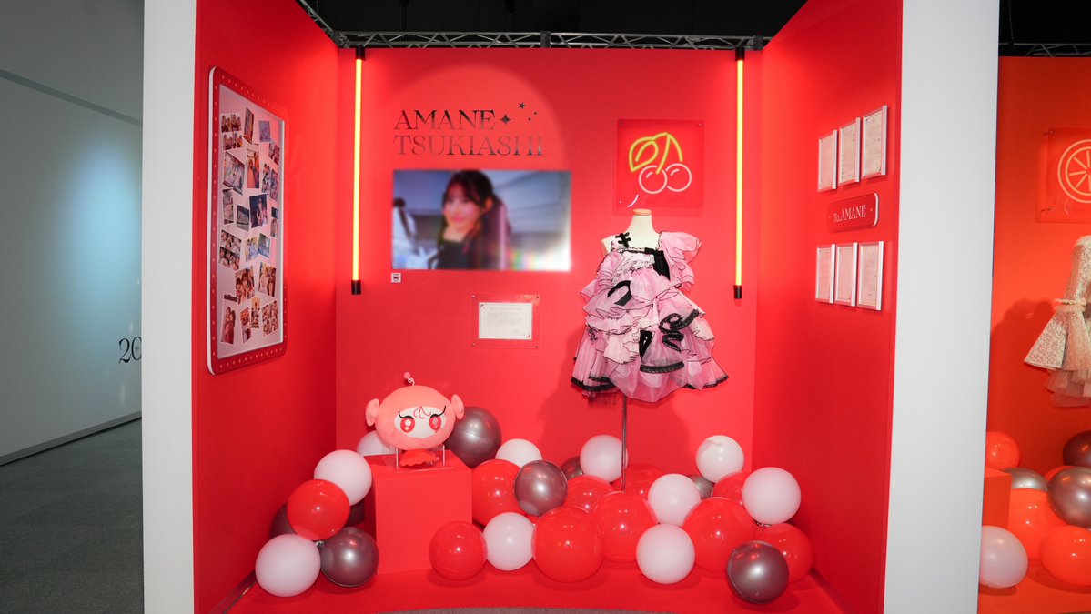 FRUITS_ZIPPER's tweet photo. 【FRUITS ZIPPER 超☆観測展＠ラフォーレミュージアム原宿】

【明日8/18(火)まで】ラフォーレミュージアム原宿にて開催中の
「FRUITS ZIPPER 超☆観測展」

各メンバーの個別展示ブース「個性観測室」は直筆メッセージや生誕衣装も展示しています🔎✨
ぜひ楽しんでください🩷🩵💜❤️💛🧡💚

🔗イベント詳細はこちら
https://t.co/n4buCCIaxX

💜仲川瑠夏 @luna_fz0703
💛早瀬ノエル @noel_fz1229
💚櫻井優衣 @yui_fz0221
🩵真中まな @manafy_fz0422
🩷松本かれん @karen_fz0328
🧡鎮西寿々歌 @suzuka_fz1124
❤️月足天音 @amane_fz1026

#FRUITSZIPPER #フルーツジッパー 
#ふるっぱー