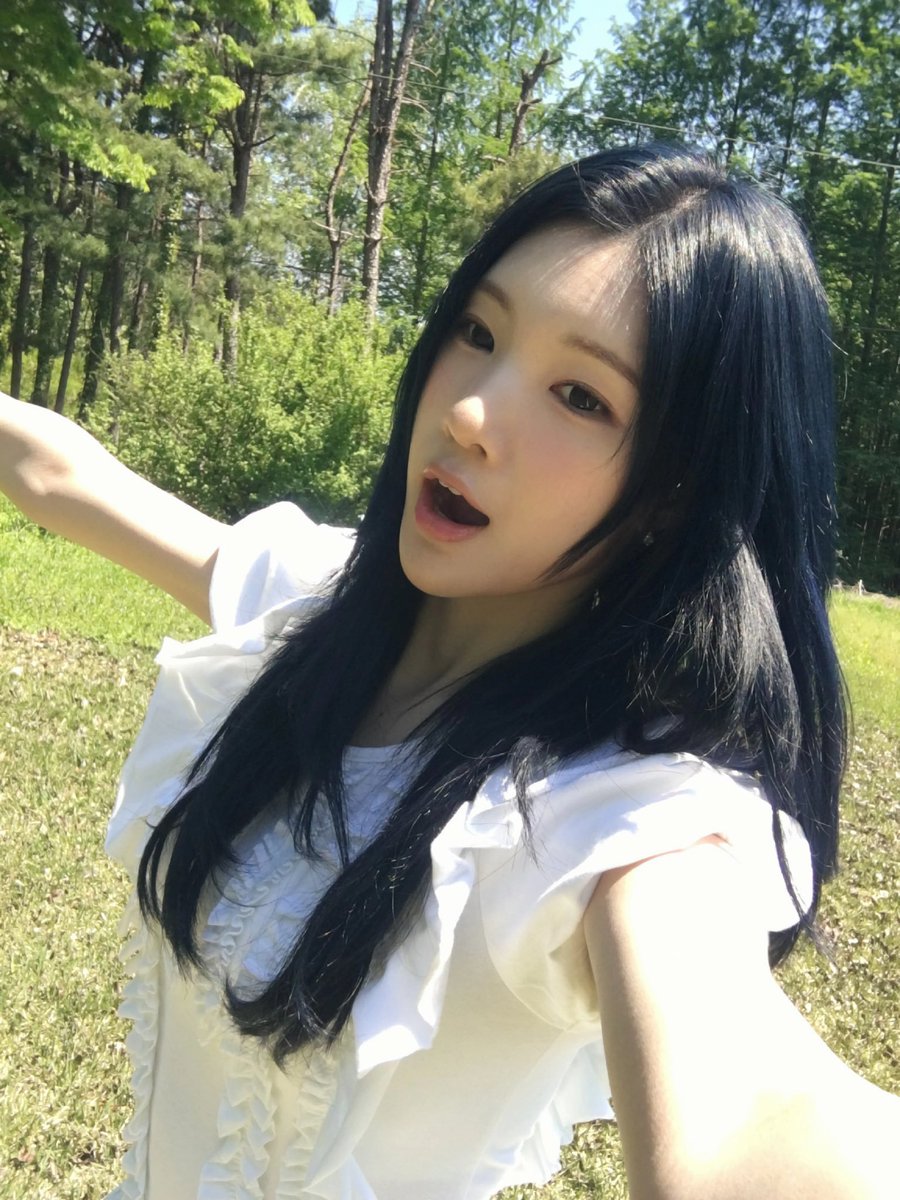 juunniverse's tweet photo. Sunlight kissed her softly, while the little breeze carried her worries away ☀️🌿 https://t.co/LIDdAlqjZI
