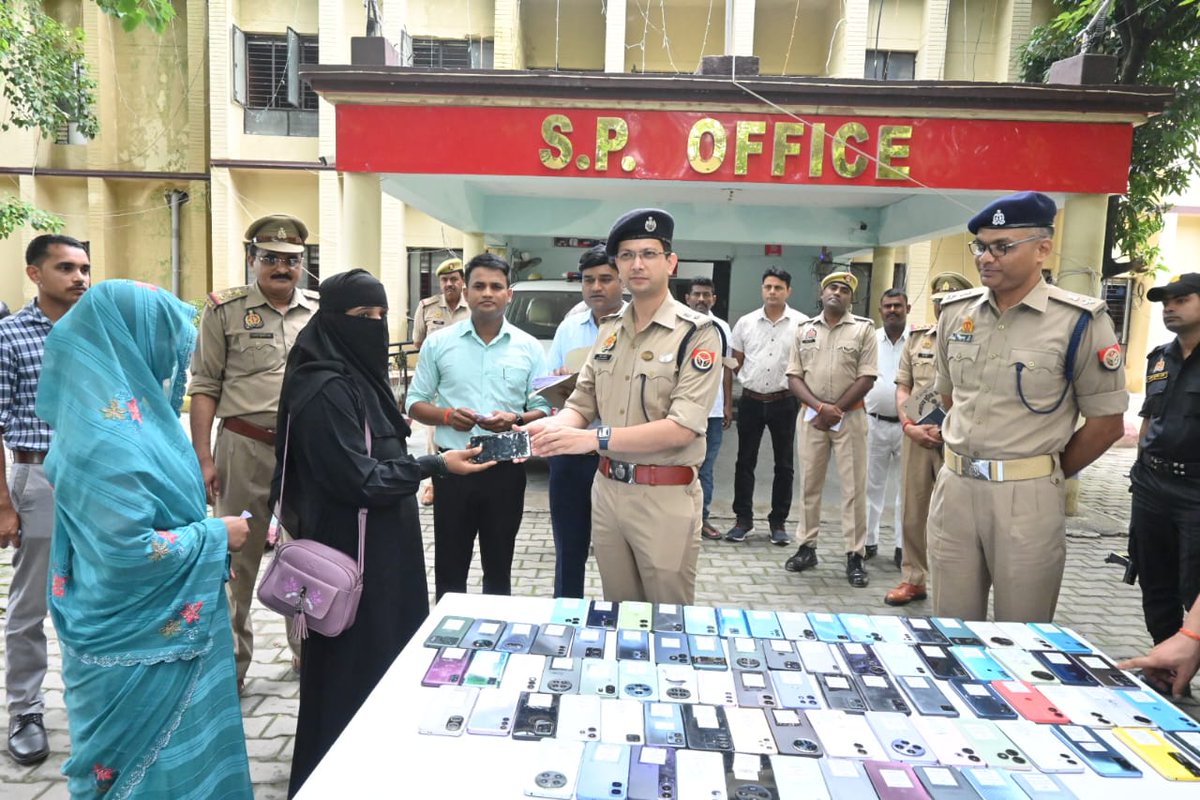 maharajganjpol's tweet photo. पुलिस अधीक्षक महराजगंज श्री शक्ति मोहन अवस्थी के निर्देशन में सर्विलांस सेल ने CEIR पोर्टल की मदद से ₹26 लाख मूल्य के 101 खोए मोबाइल बरामद कर स्वामियों को सौंपे।

विगत 5 माह में कुल 518 मोबाइल (मूल्य ₹1.51 करोड़) बरामद किए जा चुके हैं।

#MaharajganjPolice #CEIR #UPPolice #GoodWork