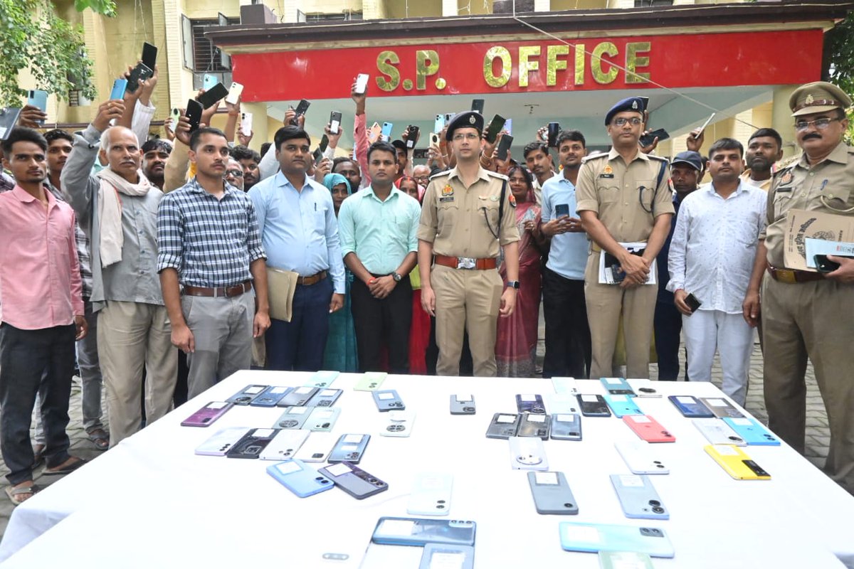 maharajganjpol's tweet photo. पुलिस अधीक्षक महराजगंज श्री शक्ति मोहन अवस्थी के निर्देशन में सर्विलांस सेल ने CEIR पोर्टल की मदद से ₹26 लाख मूल्य के 101 खोए मोबाइल बरामद कर स्वामियों को सौंपे।

विगत 5 माह में कुल 518 मोबाइल (मूल्य ₹1.51 करोड़) बरामद किए जा चुके हैं।

#MaharajganjPolice #CEIR #UPPolice #GoodWork