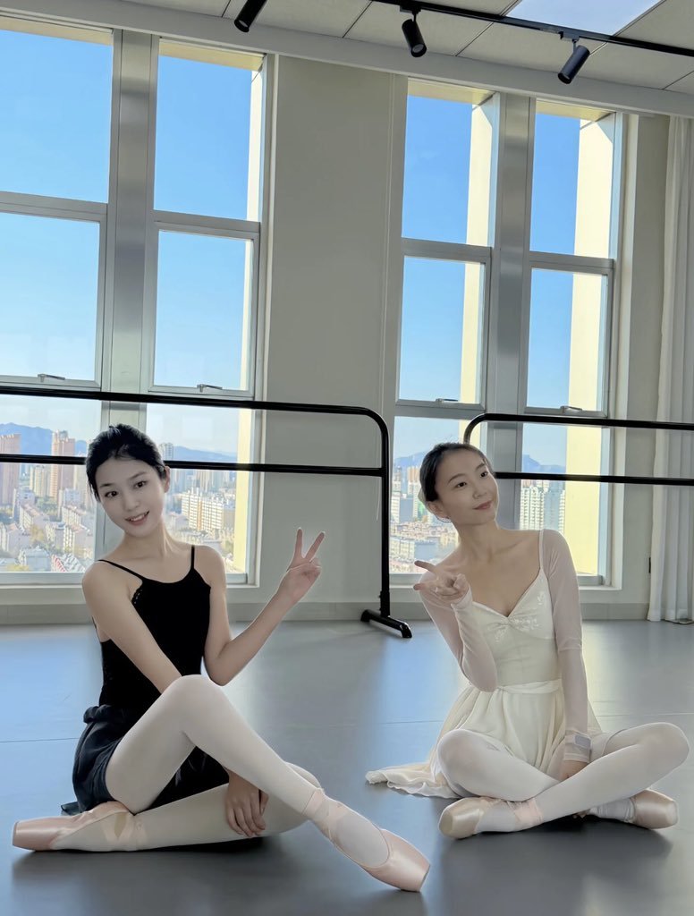Ikramm_pvt's tweet photo. 感受一下双人的芭蕾舞，惟妙惟肖🥰 https://t.co/fHM9ffXPcJ