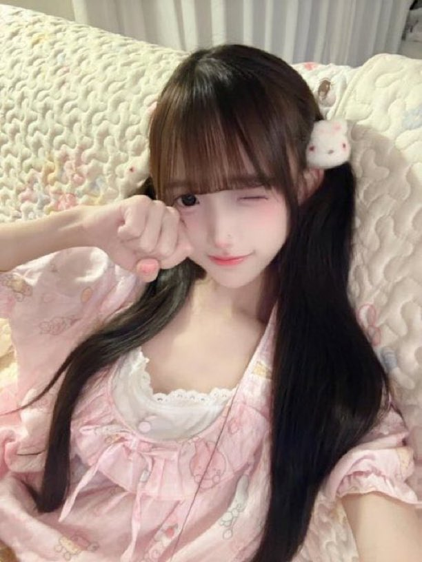 AnnSurveys's tweet photo. 在家太无聊了，就拍了这张。
有人想吐槽一下我18岁时的样子吗？🥹     
我个人觉得那时候的自己还是挺粉嫩的，嘿嘿 https://t.co/BLGo9SbtxU