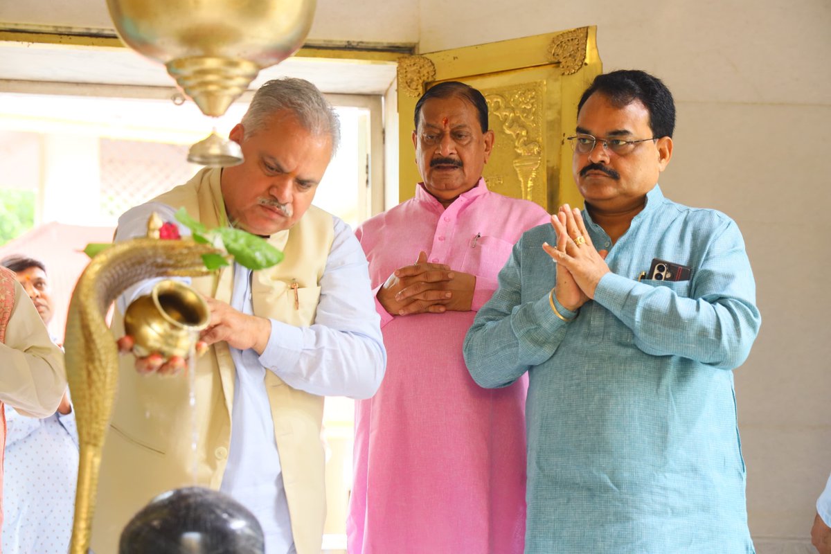 ajayjamwalbjp's tweet photo. आज पवित्र सावन माह के तृतीय सोमवार के सुअवसर पर मध्यप्रदेश के भोपाल जिले के गोविन्दपुरा में स्थित भगवान पशुपतिनाथ जी के दर्शन–पूजन एवं अभिषेक कर सभी के कल्याण की कामना किया।

पशुपतिनाथ जी सभी का मंगल करें।

ॐ नमः शिवाय 🙏 https://t.co/k0AHPiWMmR