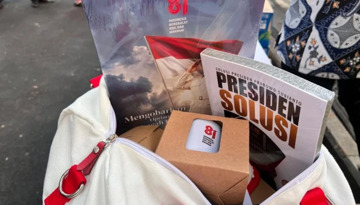 LambeSahamjja's tweet photo. salah satu isi souvernir yang di bagikan:
- ada buku presiden solusi 
- buku tentang prabowo https://t.co/XMvKlUs0In