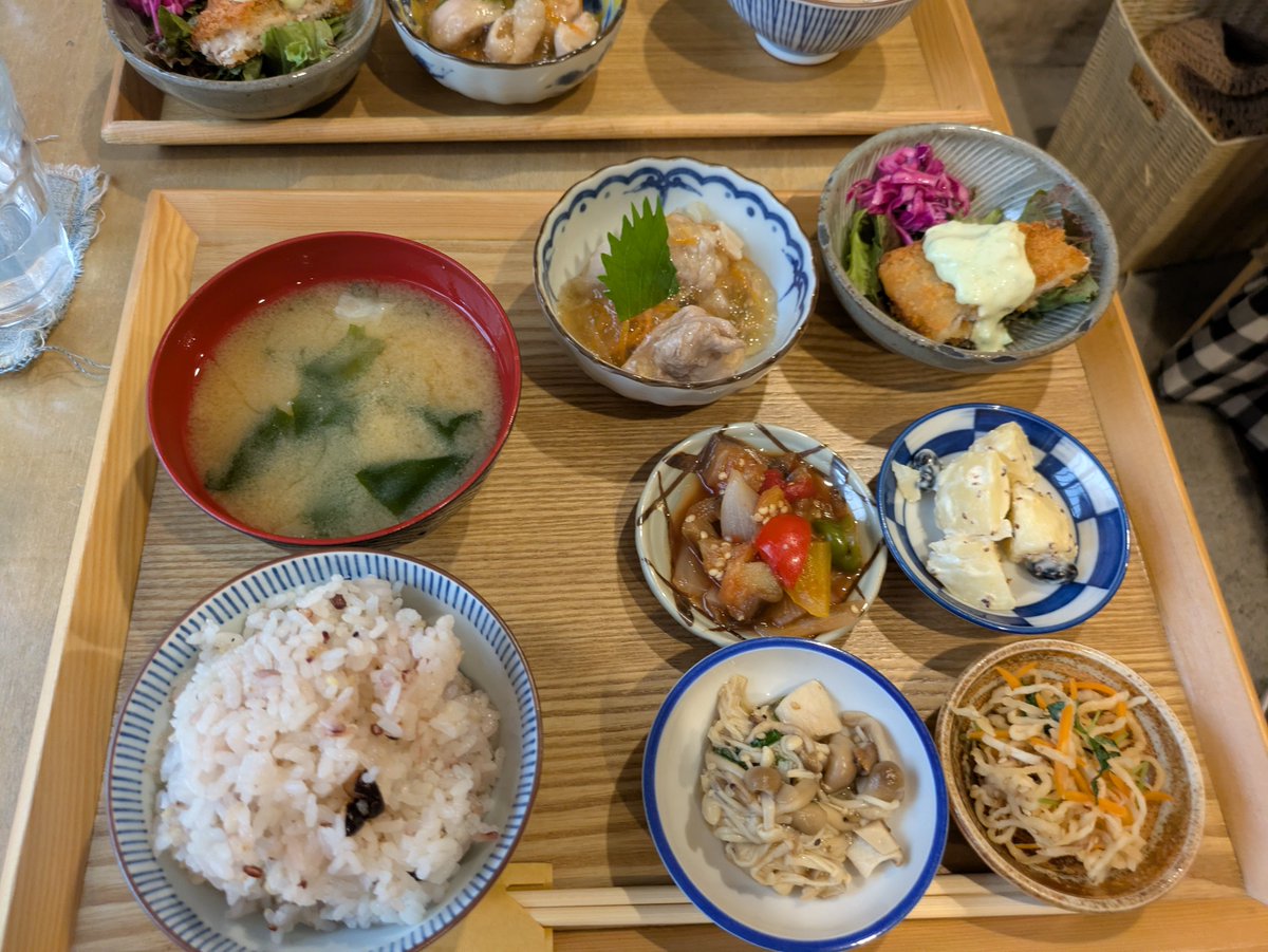 washangare's tweet photo. 本日 8/17〜8/20まで夏期休暇いただいてます😊！

久しぶりに遠出をします😊
小学校以来の奈良に🦌

先ずはママが行きたがっていた奈良公園の鹿🦌さんに会いに行きましが…（笑）

鹿さんの洗礼を🤣
最初はど突かれ、服を噛まれ、せんべい持ってかれ🤣

昼は【からだ想い】さんへ👍
今宵はあの方と😉 https://t.co/5331d2xpR6