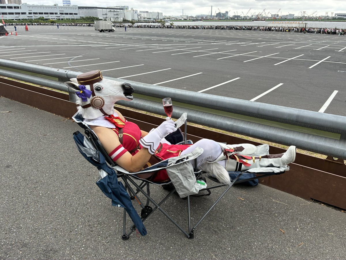 hodokosoalame's tweet photo. 入場参加者の長蛇の列を眺めながら味わうファンタは格別な味がしました

#C108
#C108コスプレ 
#C108_cos https://t.co/XUe30KI3Lg