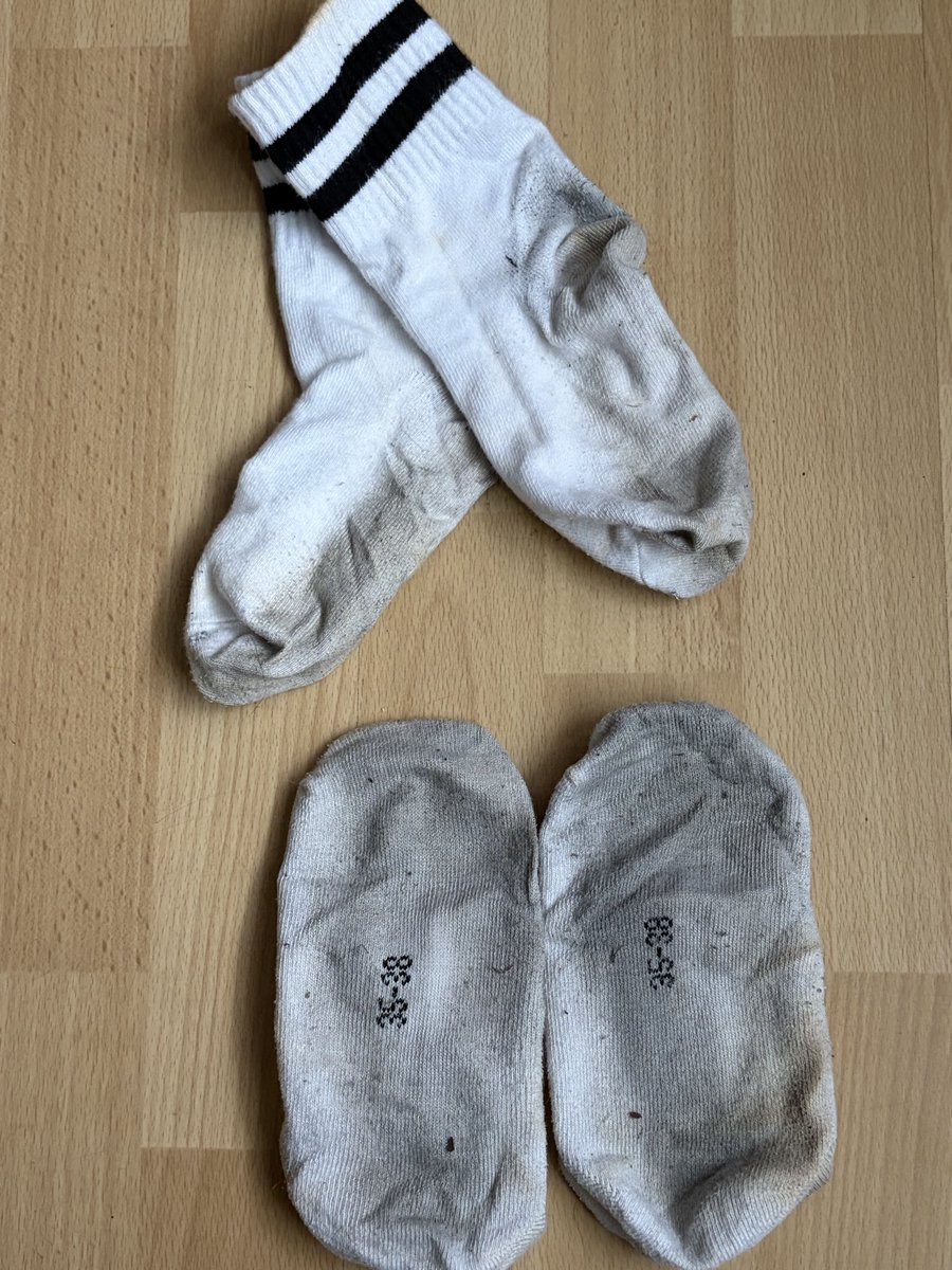 Aria5187's tweet photo. Die Waschmaschine wird sich freuen #dreckigesocken #dirtysocks #smell https://t.co/NAk3WZcuNH