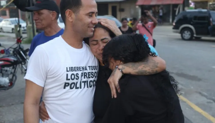 CaleidoHumano's tweet photo. Presos políticos salieron de la cárcel El Rodeo I sin libertad plena

Según tres boletas de excarcelación, deben presentarse cada 30 días ante el tribunal.
Vía:@eldiario 
https://t.co/3piKLfYznq https://t.co/T77HDxRK1B