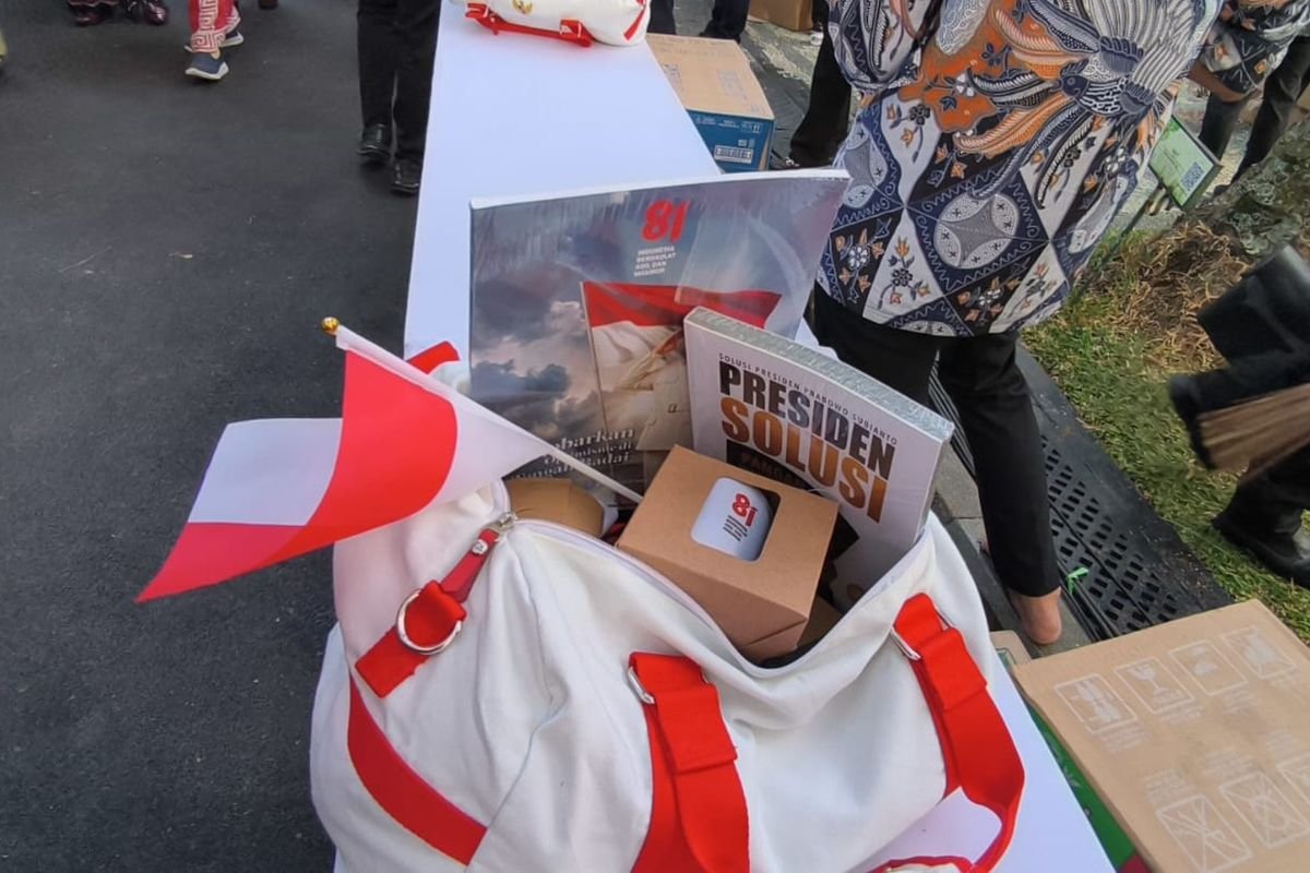 LambeSahamjja's tweet photo. salah satu isi souvernir yang di bagikan:
- ada buku presiden solusi 
- buku tentang prabowo https://t.co/XMvKlUs0In