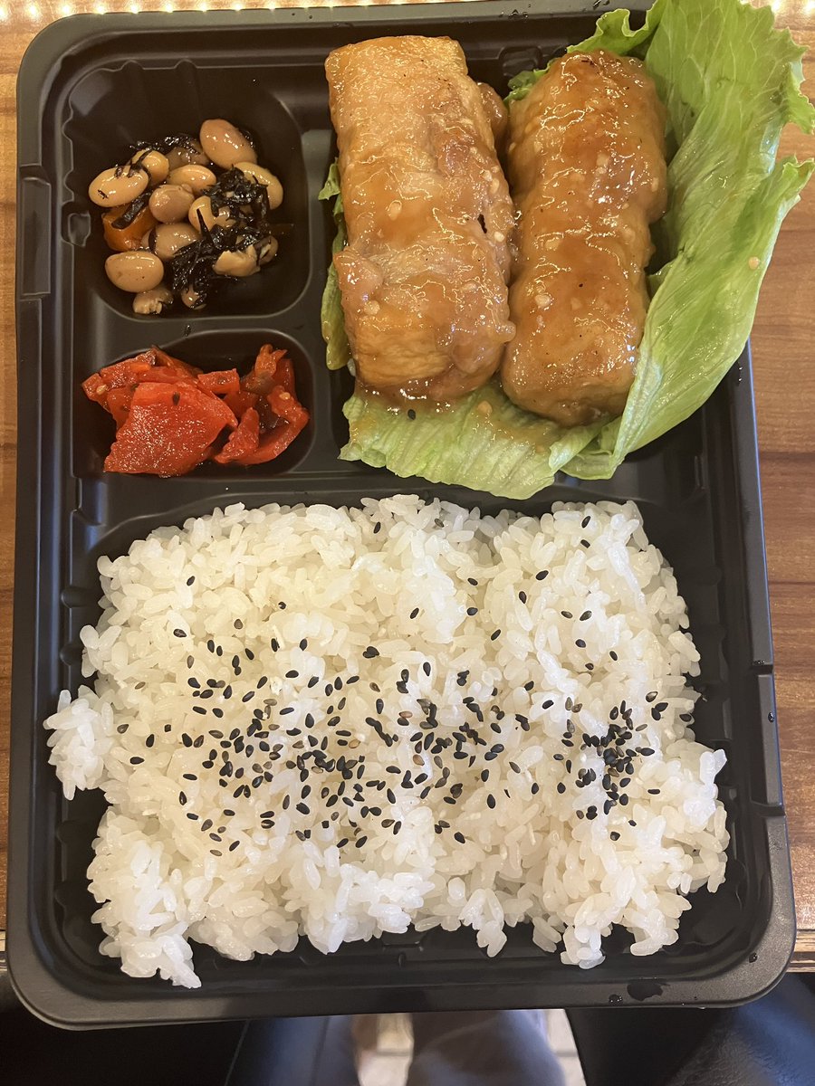 jasdfcurry's tweet photo. 本日から営業しております。
夕方の日替わり弁当、本日は肉巻き厚揚げ甘辛煮。

#自衛隊 #カレー屋 #弁当 https://t.co/qhz8TQIUHc