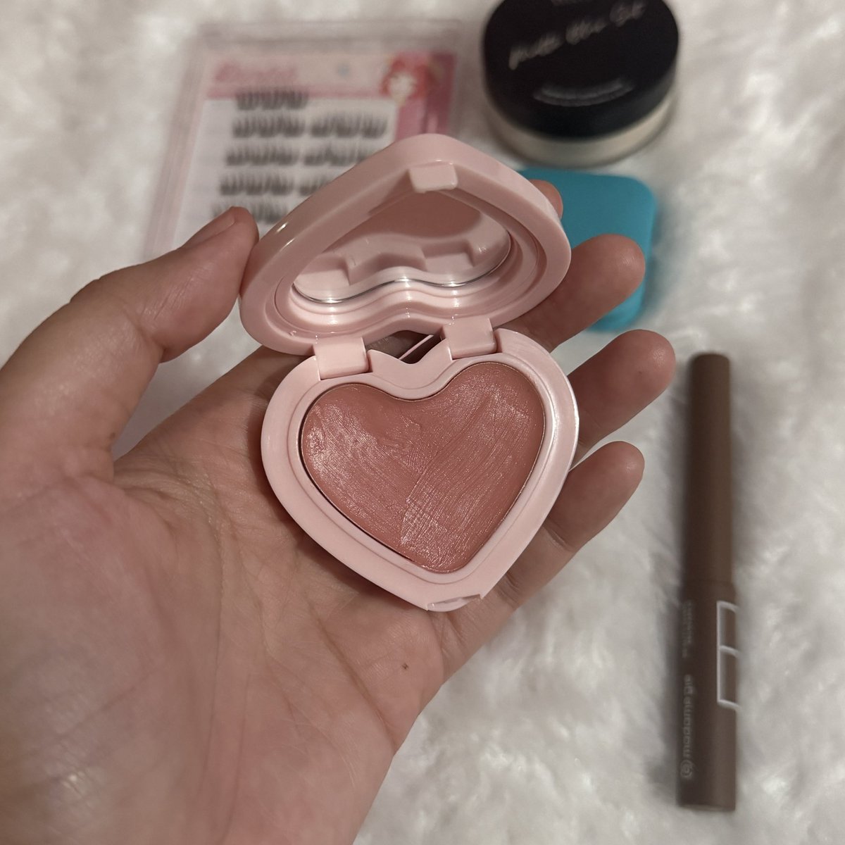 maiczone's tweet photo. wts preloved makeup 

— dorolab (tinman) 40k 
— teratu loose powder (tanpa puff) 35k | sisa 75% 
— haquhara corrector (peach) 60k | sisa 80% 
— aou soft cream blush (shade 06 — free browcr madame gie) 120k | sisa 90% 
— barenbliss locklock primer (free goute blush) 30k | sisa 60% https://t.co/g7DOgXyw7A