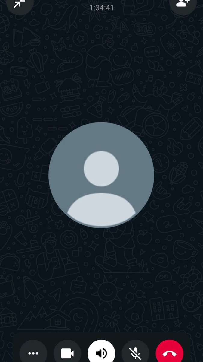 SobatMisqueen99's tweet photo. Adik gue nolak beasiswa ke luar negeri.
Nilainya 180 juta, biaya hidup katanya dibayarin 4 tahun.
Bokap nelfon gue, minta gue bujuk dia jangan sia-siain.
Di grup keluarga besar dia langsung dibilang gak tau diri.
Dia gak ngejawab, cuma nunjukin satu tabel rincian ke gue.
Baris paling bawahnya bikin gue ngerti kenapa.￼

Jadi beasiswa itu totalnya 180 juta buat 4 tahun.
Kedengerannya gede banget, gue aja sempet ngerasa dia gila.
Ternyata dari 180 juta itu, 150 juta dibayarin langsung ke kampus.
Buat biaya kuliah dan semua urusan administrasi.
Yang bener-bener masuk ke rekening adik gue cuma 30 juta.
Buat hidup selama 4 tahun di kota yang mahalnya luar biasa.￼

Gue coba itung sendiri biar yakin.
30 juta dibagi 48 bulan, hasilnya 625 ribu per bulan.
Kota tujuan dia, sewa kamar paling murah 4,2 juta sebulan.
Itu baru kamar, belum makan, transport, sama uang buku.
Artinya tiap bulan dia kurang 3,5 juta lebih.
Dan dia belum punya penghasilan sepeser pun.
Gue sampe ngulang itungannya tiga kali biar gak salah.￼

Gue sempet nanya, mungkin bisa minta kiriman dari bokap.
Adik gue cuma ketawa kecil pas gue ngomong gitu.
Bokap pensiunan, tiap bulan terimanya 2,8 juta.
Itu pun udah habis buat makan dan obat nyokap.
Nyokap punya gula darah, tiap bulan harus beli obat rutin.
Kalau adik gue berangkat, bokap yang harus nombok.
Bahkan lebih besar dari gajinya sendiri.￼

Adik gue udah itung semua jauh sebelum gue.
Dia simpen tabelnya di laptop, lengkap sama nomor telepon pengelola asrama.
Dia tau persis berapa yang harus dikeluarin bokap kalau dia nekat.
Totalnya 168 juta selama 4 tahun.
Jumlah yang sama persis dengan harga rumah kami sekarang.
Rumah satu-satunya yang bokap punya.￼

Gue tanya, kenapa dia gak bilang ini dari awal ke semua orang.
Dia bilang, capek jelasin ke orang yang cuma denger angka 180 juta.
Orang cuma denger kata beasiswa, terus udah selesai.
Gak ada yang tanya berapa yang beneran nyampe ke tangan dia.
Padahal itu bedanya gede banget.
Dan itu yang nentuin dia bisa hidup atau nggak.￼

Dia juga ngitung ulang jalur yang lebih realistis.
Kerja di kota asal 2 tahun, nabung 2 juta sebulan.
Setelah 24 bulan dia pegang 48 juta.
Dengan itu dia bisa kuliah di dalam negeri sambil kerja part time.
Kampus dalam negeri yang dia incer, biayanya 9 juta per semester.
Tanpa bokap nombok sepeser pun.
Dan gelarnya tetep didapet, cuma jalannya lebih lama.￼

Seminggu setelah nolak, tante gue masih ngomongin dia di grup.
Bilangnya anak sekarang gampang nolak rezeki.
Adik gue cuma bales singkat, gak jelasin lagi.
Padahal di HP dia, tabel itu masih kesimpen.
Gue yang akhirnya screenshot dan kirim ke grup keluarga.
Sejak itu grup gak ada yang berani nyinggung lagi.￼

Dari situ gue belajar satu hal yang gak pernah diajarin.
Angka gede di depan itu bukan duit yang beneran lo pegang.
Beasiswa, gaji, bonus, semua suka dihias biar keliatan banyak.
Yang penting selalu angka yang masuk ke rekening lo.
Dan selisihnya bisa lebih gede dari yang lo kira.
Adik gue paham ini di umur 21.￼

Sekarang dia udah kerja di kota, gaji 5,1 juta.
Tiap bulan dia setor 2 juta ke rekening khusus yang gak dia sentuh.
Rekening itu dia kasih nama beasiswa versi sendiri.
Targetnya 48 juta dalam 2 tahun, persis kayak tabelnya dulu.
Gue liat rekening tabungannya bulan lalu, udah 14 juta.
Padahal dia baru kerja 7 bulan.
Dia gak pernah nyesel nolak.￼

Banyak yang ngira nolak beasiswa itu buang rezeki.
Padahal kadang terima sesuatu yang gede juga ada harganya.
Dan harganya bisa ditanggung orang yang lo sayang.
Adik gue milih jalan yang lebih lama tapi gak nyeret siapa-siapa.
Share ini ke temen yang lagi pusing soal biaya kuliah.
Biar tau, gak semua yang keliatan gratis itu beneran gratis.￼
