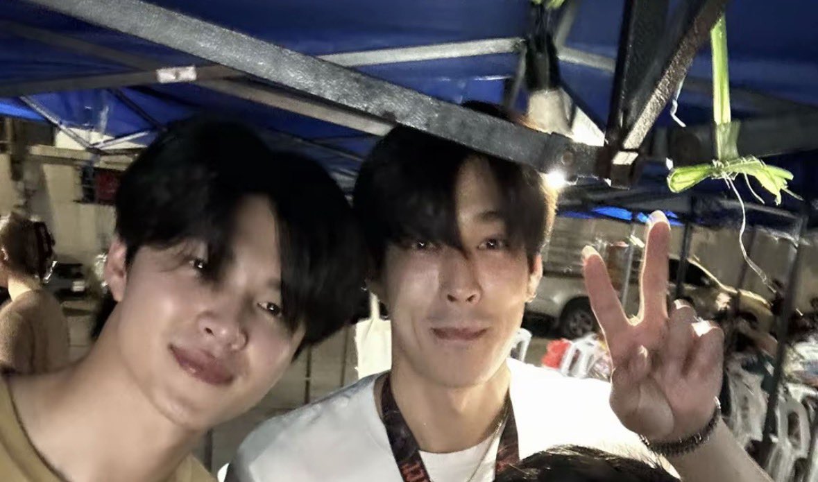 josswayad's tweet photo. ADUH GEMES BANGETTTTTT makan somtam sengaja malem malem tapi abang yang ketemu sama mereka notis kalau mereka itu artis.

jadi abangnya ada balesin komen, “gue juga baru datang disitu cuma mau makan, eh ketemu artis.” https://t.co/UYvkFxg2Ly