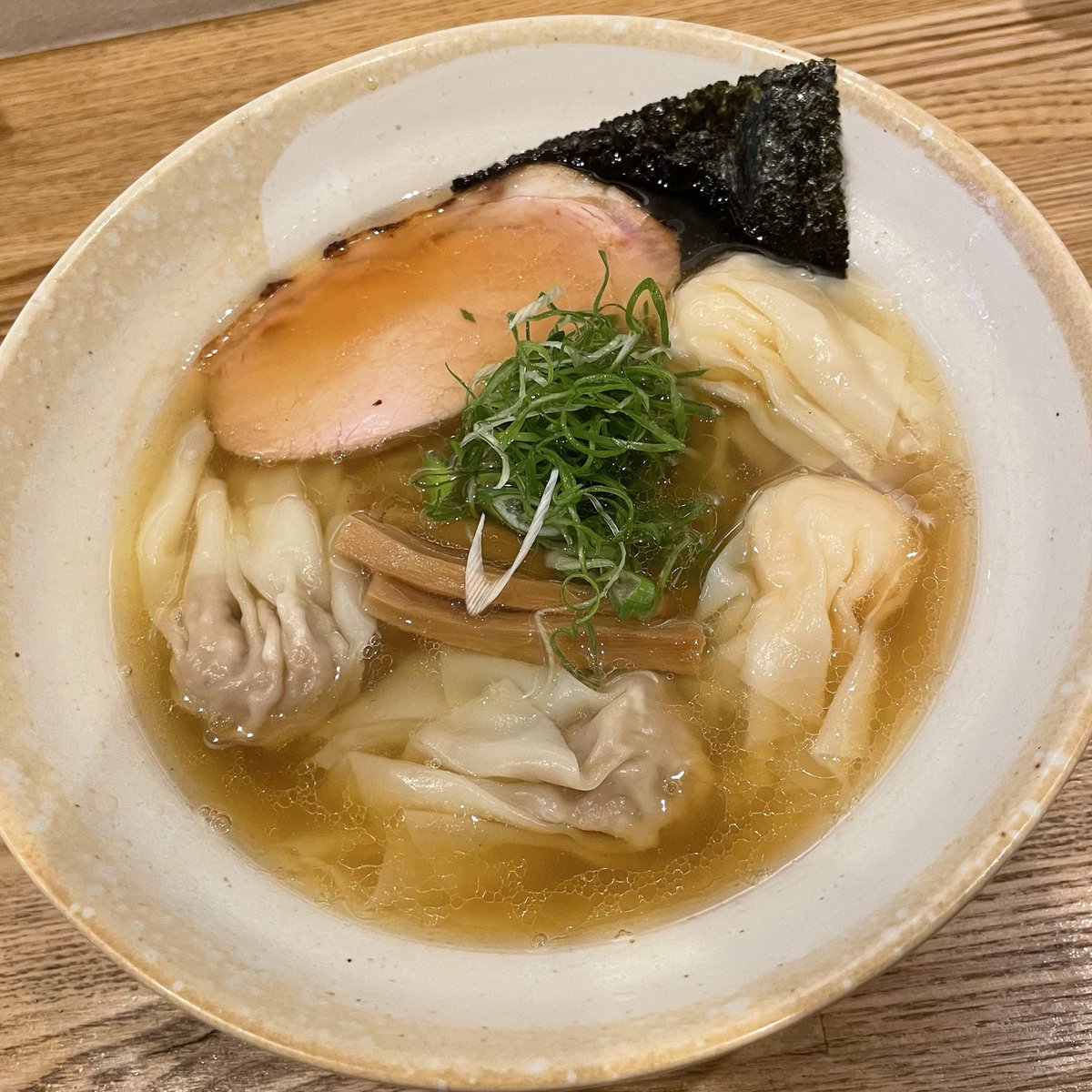 tomojapan2001's tweet photo. 8/16　DURAMENTEI　亀戸
14:40着　待ち時間ゼロ

肉•海老ワンタン麺(白)
　＋手揉麺変更・おつまみ焼豚

八雲出身の支那そば屋さん🍜素材の旨味鮮明な白醤油にちゅる雲呑はどちらも激旨🤤焼豚は濃厚タレで絶品🍖じっくり味わい完飲完食😋
ご馳走様でした　#支那そば　#亀戸 https://t.co/oD09YFxstQ