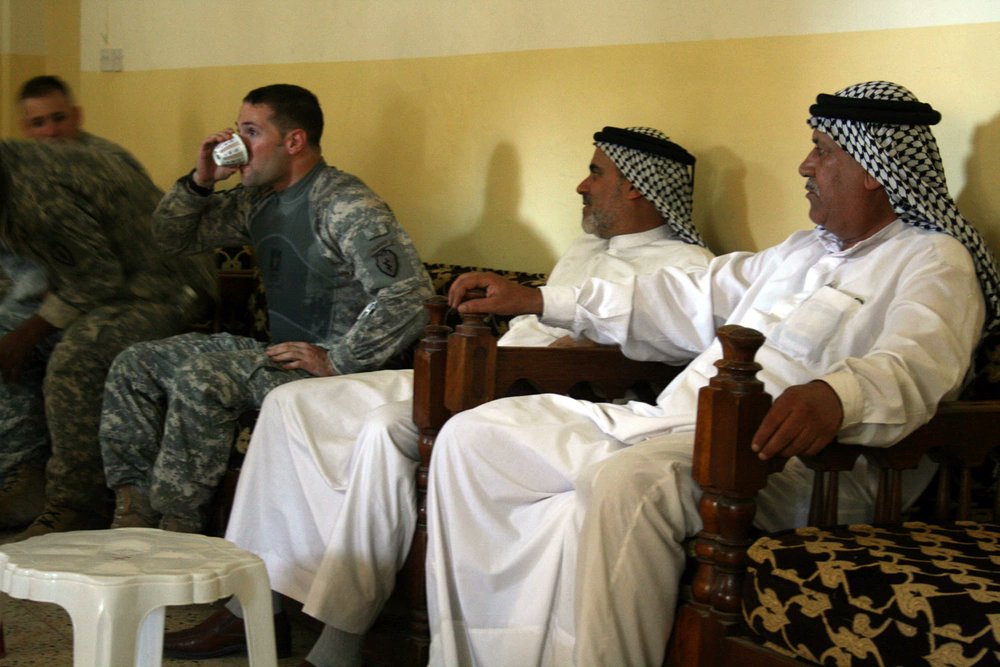 othmanmhmmadr's tweet photo. صورة تُنشر لأول مرة لـ حميّد شخصيا أيام كانت قوات الاحتلال الاميركية اسمها "القوات الصديقة"

الملازم Louis Cascino يناقش التعاون للقضاء على (التمرد السني) ضد قوات وحدته المتوجدة ببغداد (لواء سترايكر القتالي الثاني)

تصوير الرقيب:  Brad Willeford https://t.co/v75AEVu5GO