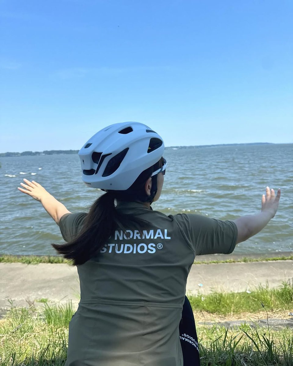 LisaOrfield1's tweet photo. 青空の下、自転車と一緒にちょっとひと休み🚴‍♀️☀️
風を感じながら走って、気になった景色があれば立ち止まる。
そんな自由な時間が、やっぱり好きです😊

#ロードバイク
#ロードバイク女子
#サイクリング
#サイクリング女子
#自転車のある生活 https://t.co/D6YYWjnZ0r