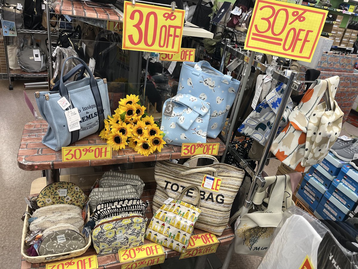 platoki's tweet photo. ファンシーコーナーも夏物売り尽くし中！
夏物の他に 一部のバッグ•ポーチやスヌーピーグッズもセール中です。
ニットトートバッグは 編み込みの可愛い柄がいろいろ🩷
柔軟に伸びてクッション性もあり 使い勝手が良いので、1つあると便利に使えますよ♪ https://t.co/NnyN2AQETJ