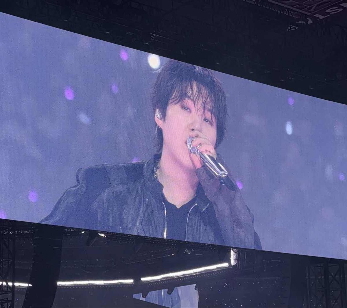 iluv93yoon's tweet photo. YOONGI EL HOMBRE QUE ERES !!! https://t.co/uQuN1LgW9S