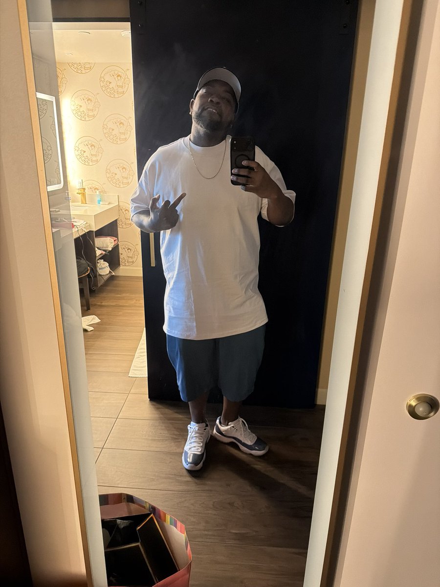 702portraits's tweet photo. Las Vegas made it to the big 40 July 1st #lasvegas #fypシ゚viral #happybirthday #Photobyme #loveyourself #explore https://t.co/fi3Z66znB7
