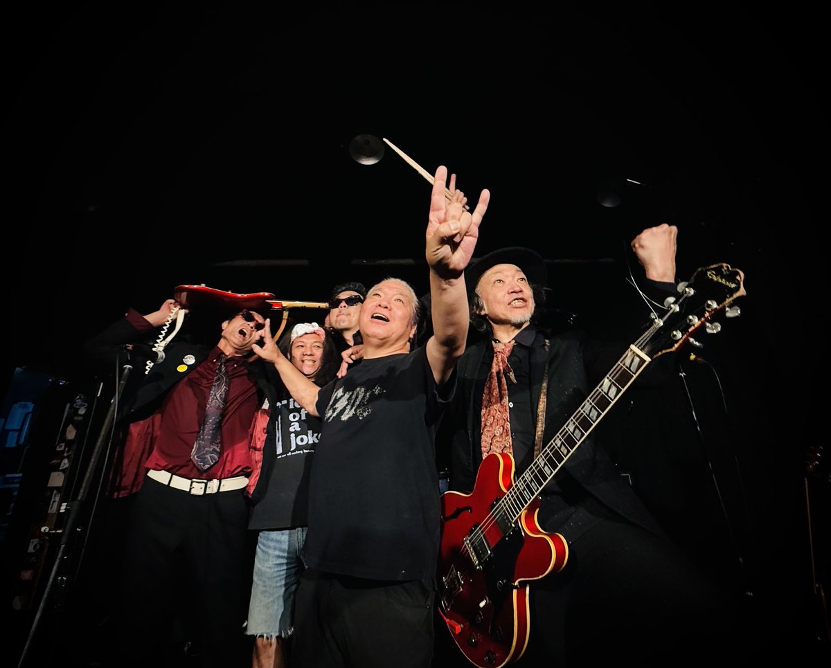 GyogunRends's tweet photo. 名古屋今池HUCK FINN
GYOGUN REND'S x GASOLINE

これぞロックンロール！！
ガソリンが盛り上げてお客さんを煽り、
ギョガンのライブで爆発！！
ライブ終盤はほぼガンちゃんステージの上！？

皆んなで作ったロックンロール空間、
最高でした。
ありがとうございました！！ https://t.co/TcJOrfkTWb