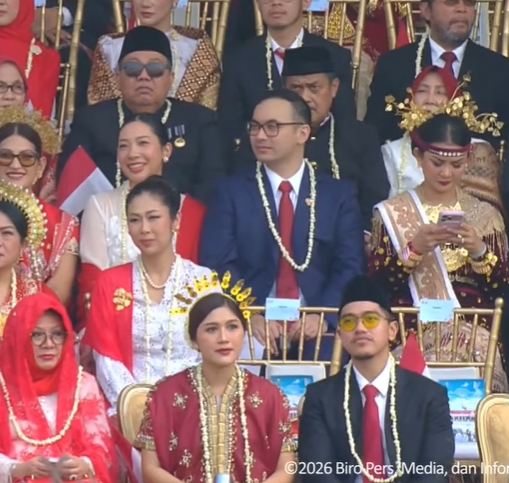 reftif_'s tweet photo. Potret Kaesang bersama Istri saat menghadiri Upacara Kemerdekaan di Istana https://t.co/POwoE7YfzF