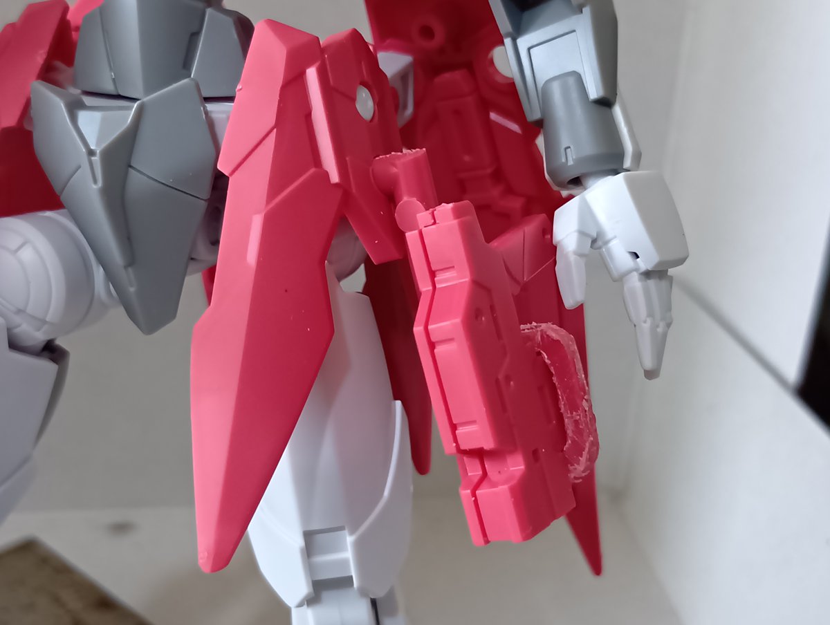412wbl's tweet photo. ちょっと行き詰ったので、気分転換に小物作成。ずっと気になっていたスピナティアのハンドガンが携帯出来ない問題の解決策として、簡易ホルスターを作成。３ｍｍの枝が付いたランナーと重ねて接着したランナータグを材料に、マガジンを差し込んで固定する形に。
#30MM https://t.co/rTCabCnGLj