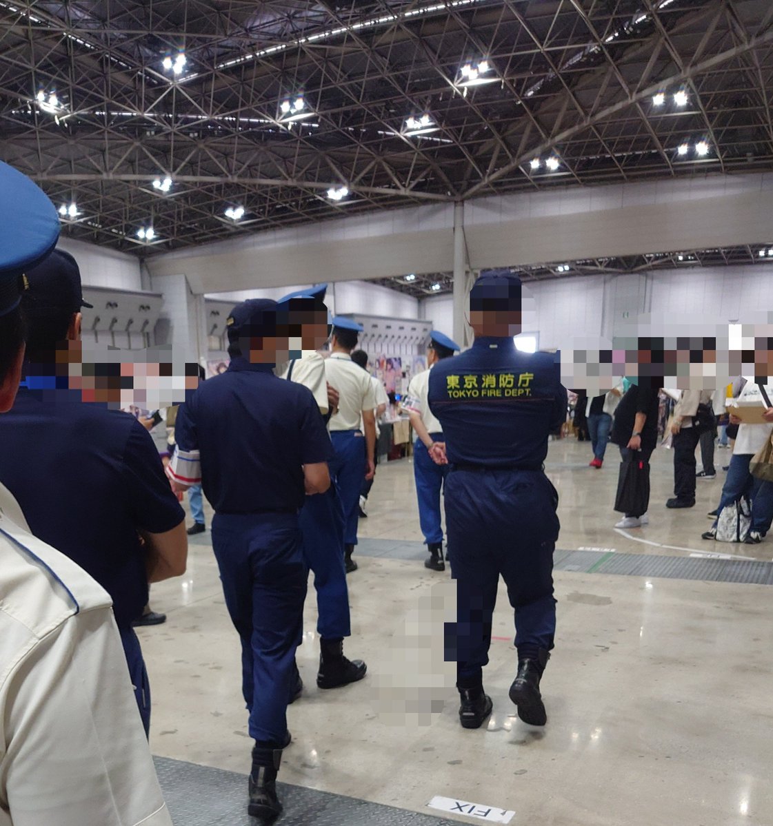 Hound_7's tweet photo. コミケでお見かけした東京消防庁の隊員さんがカッコ良かった。（多分、会場内の視察かな？）
消防は火災予防上の危険や、避難が困難になる重大な違反がある場合は、イベント中止を命令出来る法的な権限があるとか聞いたのでサークル参加者や一般参加者は注意しないといけないかな。
過去見た例だと、赤線引かれてるエリア（物を置くのが禁止）に勝手に在庫置いてるサークルさんがスタッフさんに強く怒られてるのを見た。
これも、もし消防から「中止ね」なんて言われてしまうと目も当てられないからスタッフさんも強く言うのだろうなと。（そもそも、そのサークルさん悪びれもしなく、スタッフさんに文句言ってたのも加速させたのかも）