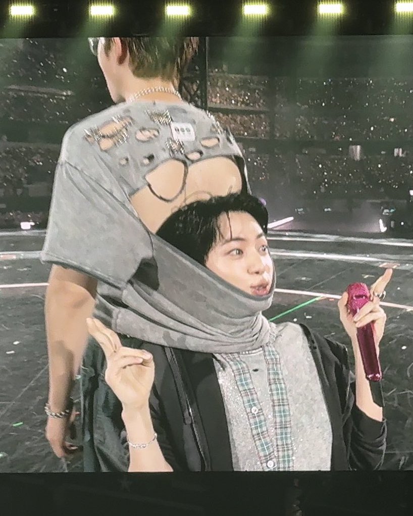seokjinfile's tweet photo. WHAT IS GOING ON HERE https://t.co/Zdeq9J2Iq1