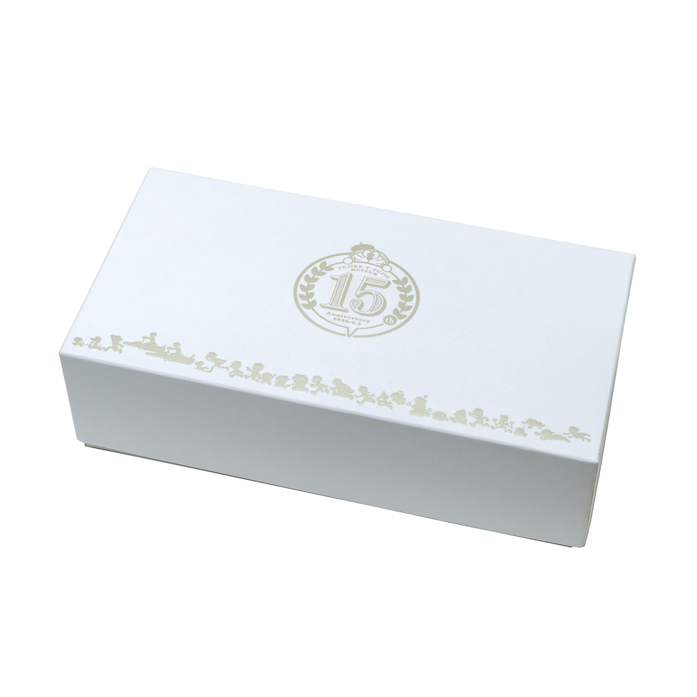 FUJIKOMUSEUM's tweet photo. ／
焼印もリニューアル！
15周年記念BOXができました
＼

9/3（木）、3Fギフトコーナー「藤子屋」に登場！

◆どら焼き 15周年記念BOX（3個入り）1,000円（税込）

箔押しが上品なパッケージは、手土産にもぴったり。

焼印もリニューアルし、ひみつ道具を使う
ドラえもん、ドラミが描かれた３柄が楽しめますよ。

詳しくは公式ブログをチェック
https://t.co/UdYvQrpyYe