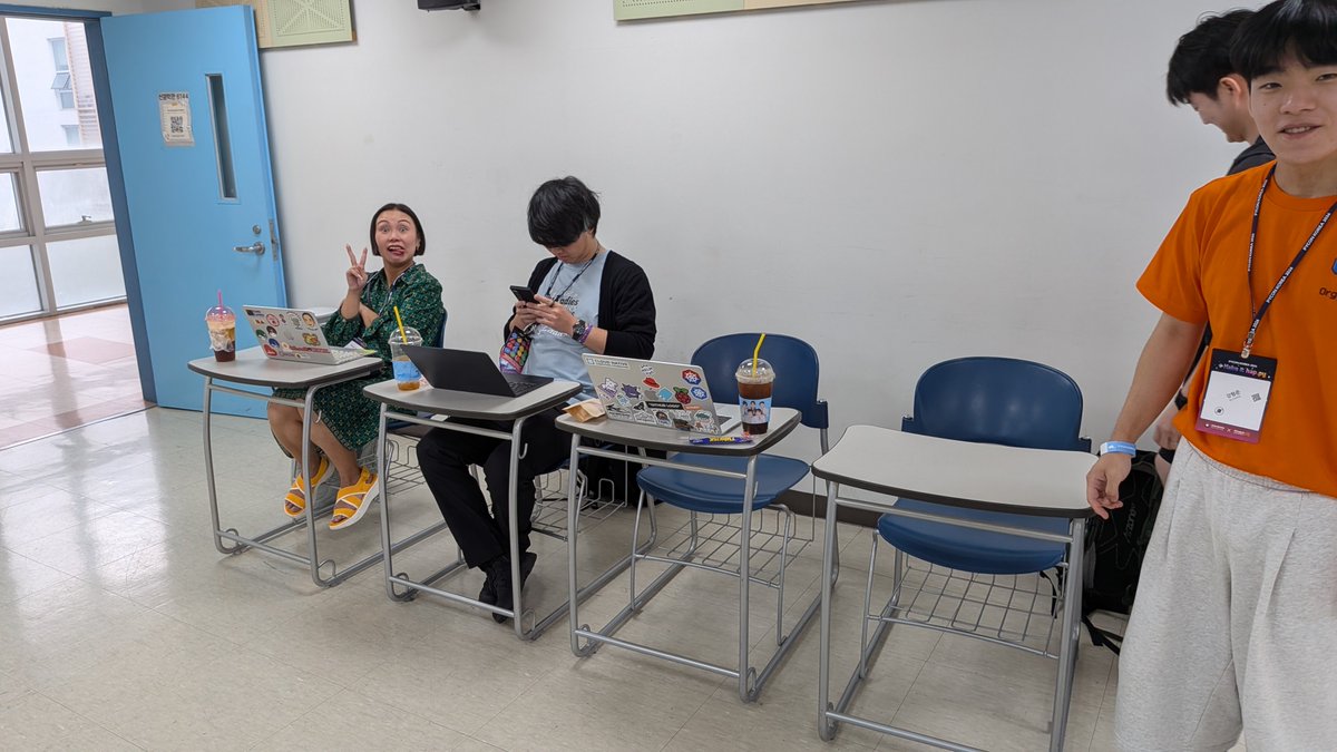 takanory's tweet photo. Sprintで場所がなくて、罰ゲームみたいな席に座らせられる人達 #pyconkr https://t.co/anIBFkJ0ka