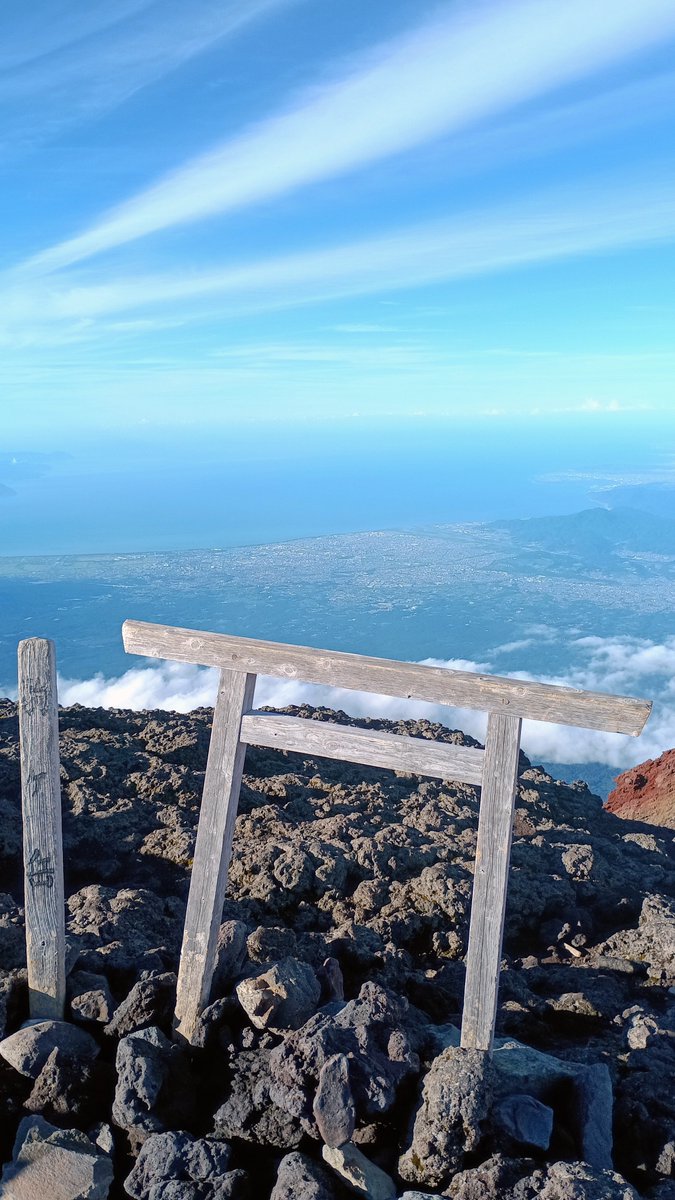 misut75's tweet photo. 8/16、3人で富士山登頂🗻
自分は9回目の富士山
9回登ったらいつかは10回目目指したいな。 https://t.co/rddWTUekUy