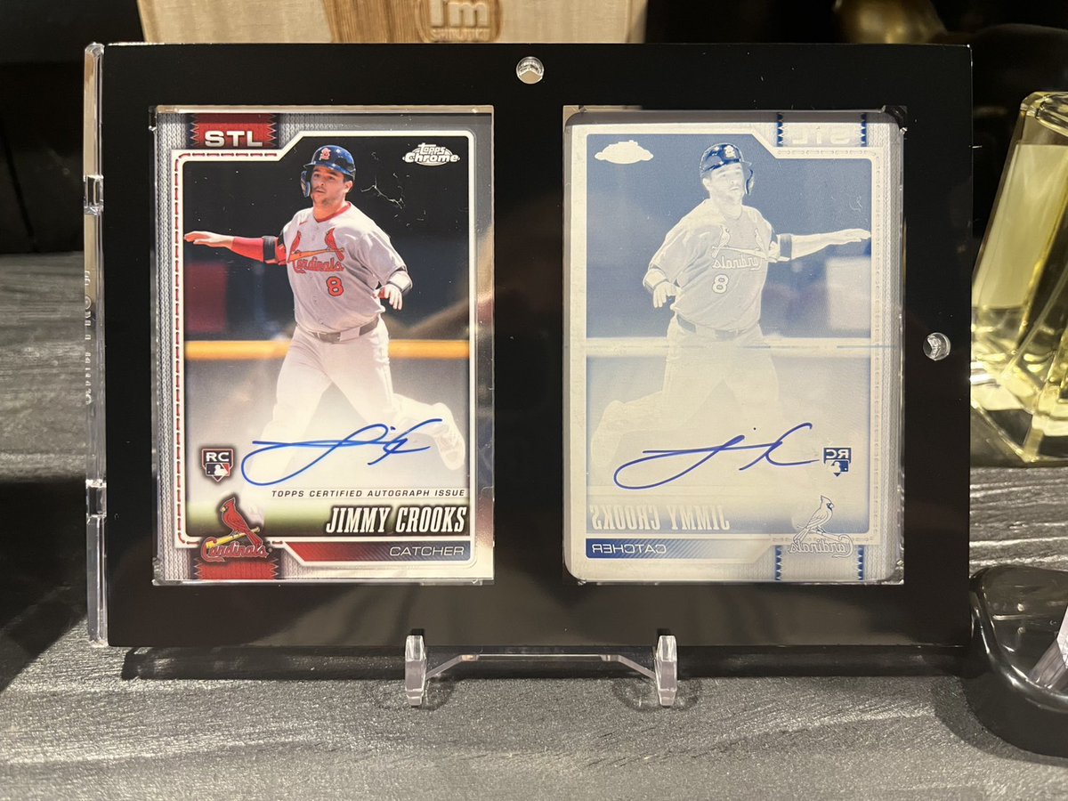 DaimanBreaks's tweet photo. GBで引いたJimmy Crooksの1/1 Printing Plate Auto!
通常のRC Autoと並べて飾ってみたらめちゃくちゃいい感じ🤩
実際にこのカードを刷ったプレートと完成したカードが並んでるって、なんかロマンあるよね笑
クルックス、あとはメジャーで頑張ってくれ!!🔥
#mlb #mlbcard #topps https://t.co/hxeM9YMq27