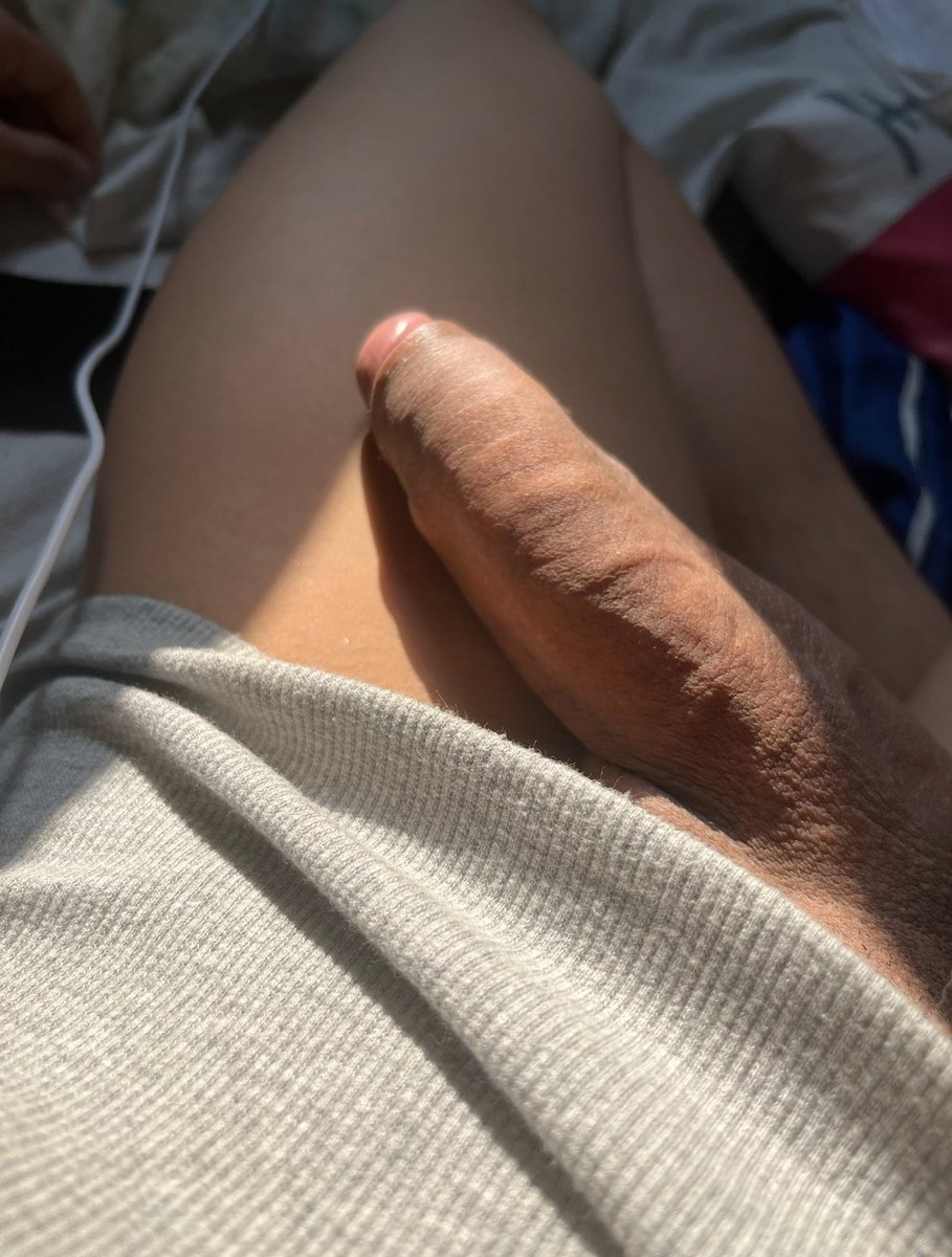 MlkFetishista's tweet photo. Dourando o malote!  🥵  🍆  Papo de vitamina D! https://t.co/d22lhXIEy1