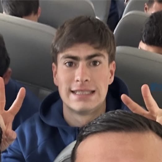 daIechivas_'s tweet photo. como me vas a ver si esas pestañas de araña que te cargas te tapan todo el ojo. https://t.co/a4s2zLA5gY
