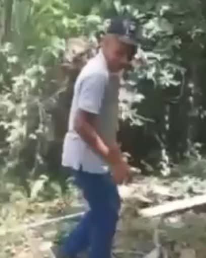 ChtvH3124's tweet photo. #CHTV #DENUNCIAS

👉🏻¡PIDEN AYUDA PARA IDENTIFICAR A PRESUNTO AGRESOR DE ANIMALES EN AZACUALPA! 🚨🐾

Una organización de protección animal solicitó el apoyo de la población de Azacualpa, Santa Bárbara, para identificar a un hombre señalado por un presunto caso de maltrato animal. Las imágenes difundidas no permiten distinguir claramente su rostro.

Los responsables pidieron a quienes reconozcan al sujeto o tengan información sobre su identidad que se comuniquen de manera confidencial, con el objetivo de aportar datos que permitan esclarecer el caso.

Asimismo, hicieron un llamado a denunciar cualquier acto de maltrato contra los animales y evitar que este tipo de hechos queden impunes. “Ayúdanos a alzar la voz por los que no tienen voz”, expresaron.