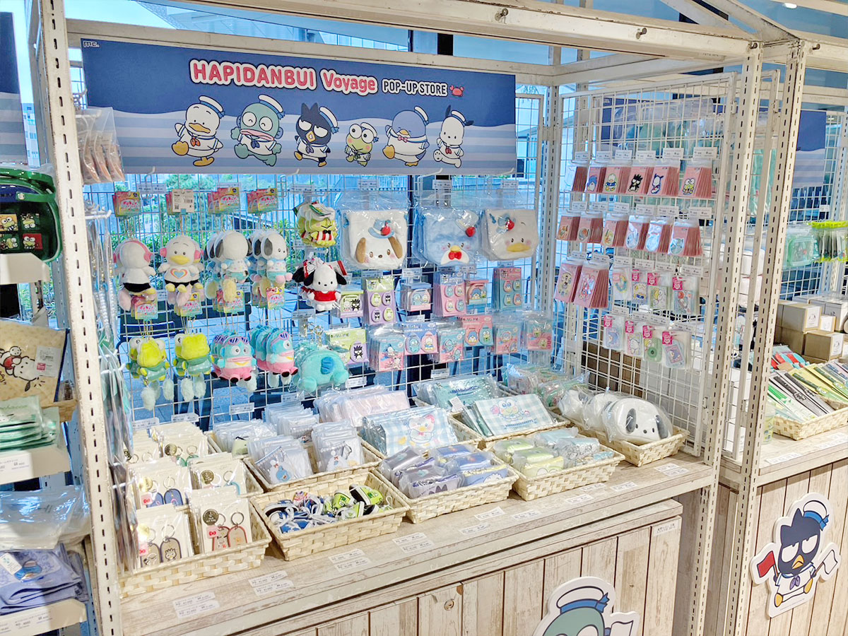 marimocraft_eve's tweet photo. ＼本日オープン／
⚓️はぴだんぶい Voyage POP-UP STORE⚓️
🛟東京ソラマチ® 2F 9番地 特設会場
🛟2026年8月17日(月)～8月30日(日)
🛟11:00～21:00
🔗https://t.co/LRUd0ehJhE
⭐一部日程では事前入場予約制となります。詳しくはリンクをご覧ください。

可愛いお店の様子をお届け📸🎵
イベント限定商品もございます✨

みなさまのご来店お待ちしています💕

#サンリオ #サンリオキャラクターズ #はぴだんぶい #東京ソラマチ