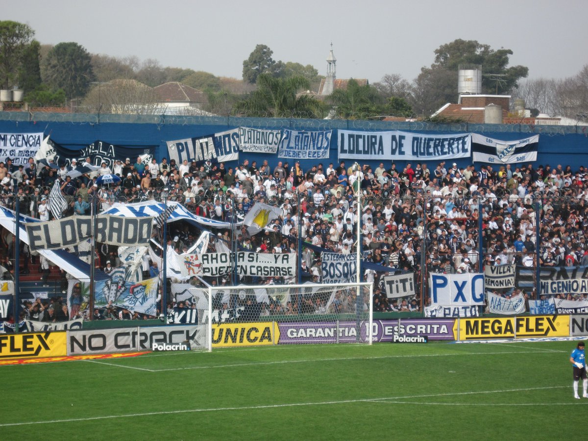 floodatmoret's tweet photo. Quilmes en Victoria y una bandera muy particular detrás del arco. https://t.co/hf6tUjDNqX
