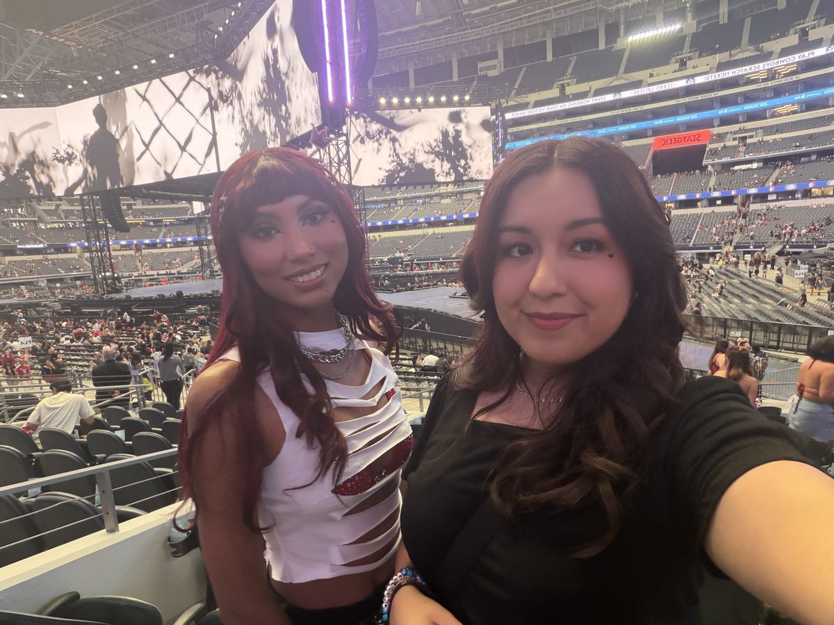 jihopees's tweet photo. I finally got to BTS for the first time and I did it with my online bestie of 8 years!! @fairybunhun #BTS_WORLDTOUR_ARİRANG https://t.co/l0votDhBsf