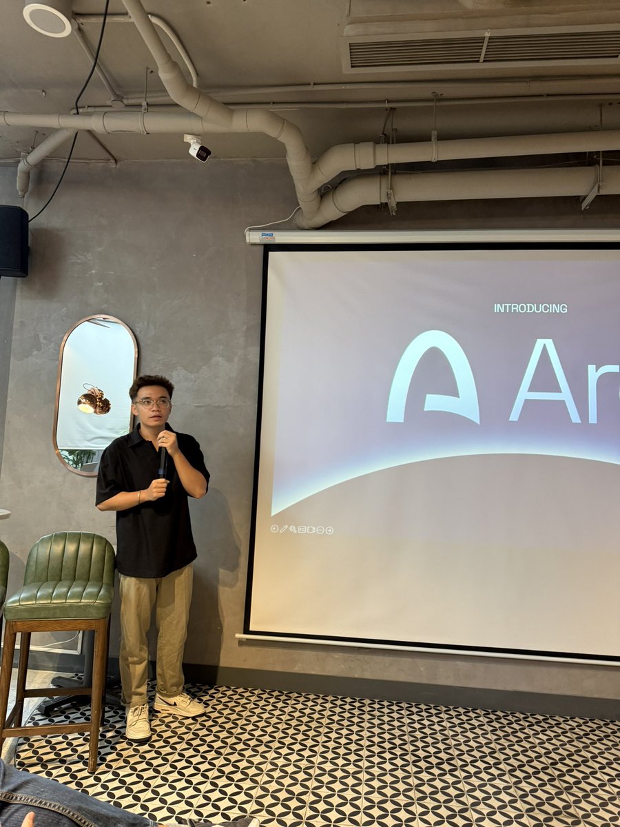0xLongDC's tweet photo. Buổi meeting diển ra tốt đẹp cùng @arc 🇻🇳

Cảm ơn em @Lecter_XFinance và chị @LilyHoang210 đã tạo ra một không gian để các builder có cơ hội gặp gỡ, giao lưu, chia sẻ góc nhìn và kết nối với nhau nhiều hơn.

Hy vọng sẽ có nhiều buổi gặp gỡ như thế này không chỉ giúp mọi người gần nhau hơn, mà còn góp phần xây dựng một cộng đồng Web3 Việt Nam gắn kết và phát triển bền vững hơn trong tương lai.

Mong rằng sẽ còn có nhiều dịp được gặp lại mọi người hơn trong tương lai. Keep building!