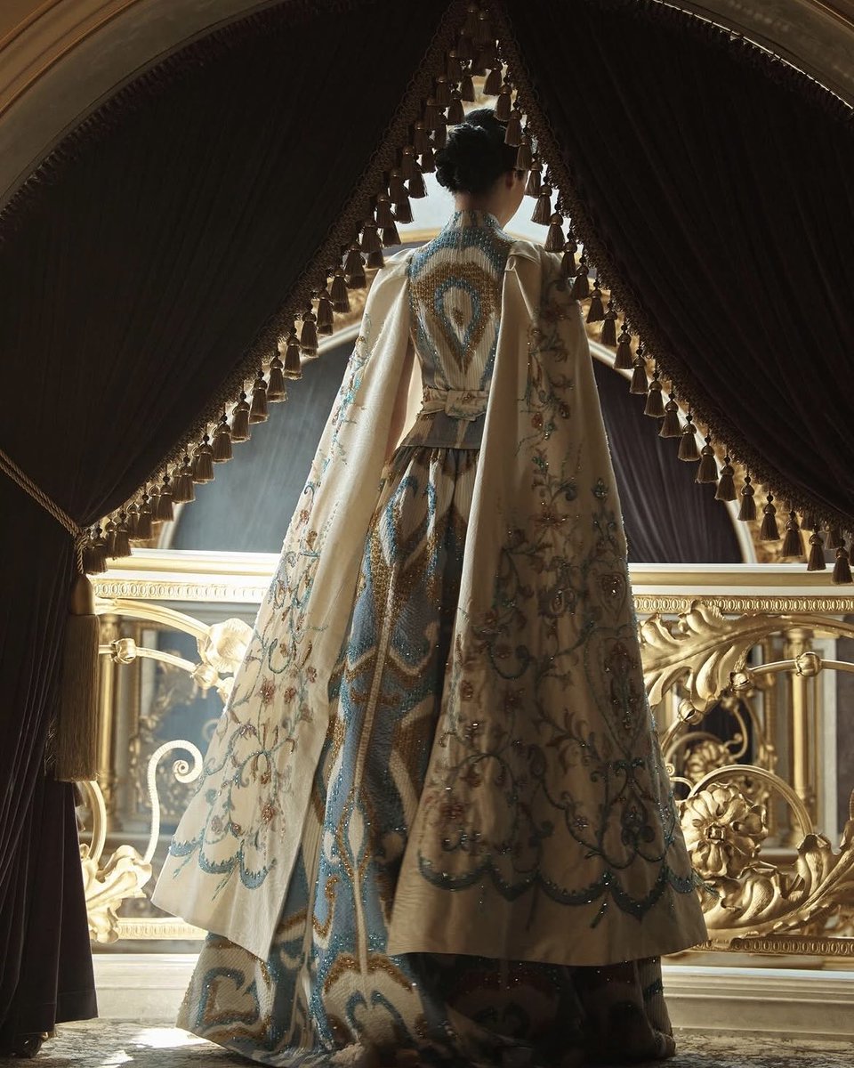 shirinovaaa's tweet photo. Les robes traditionnelles ouzbèkes, mais quelle beauté https://t.co/szy89U3CpQ