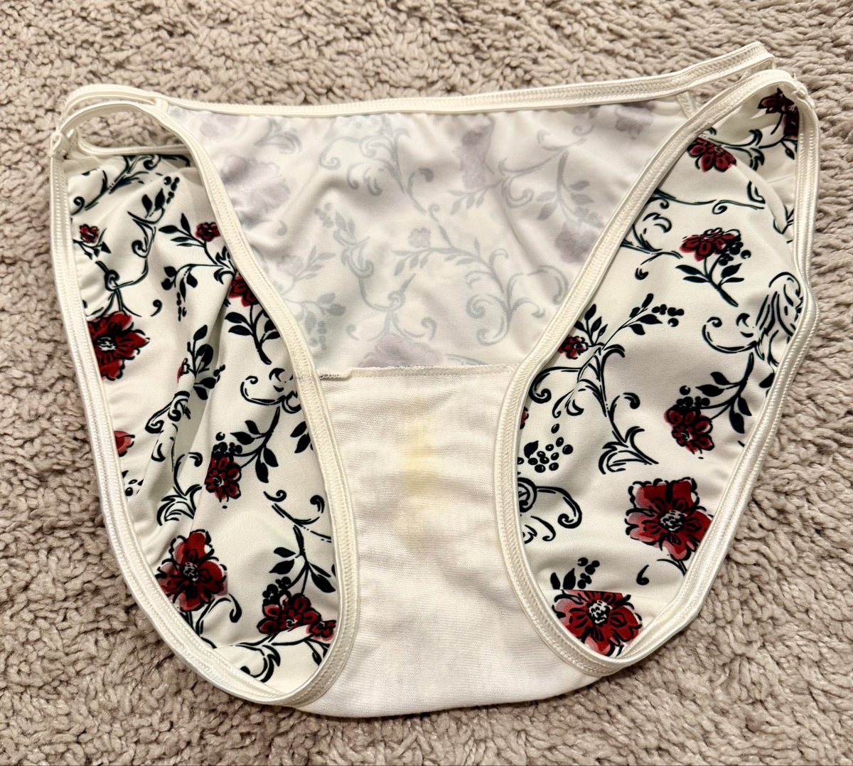 TurtleToesKY's tweet photo. Hope everyone had a wonderful weekend.  Don’t want to get back to the grind.  #panty #pantyfetish #dirtypanties #usedpanties https://t.co/velBerxRb2