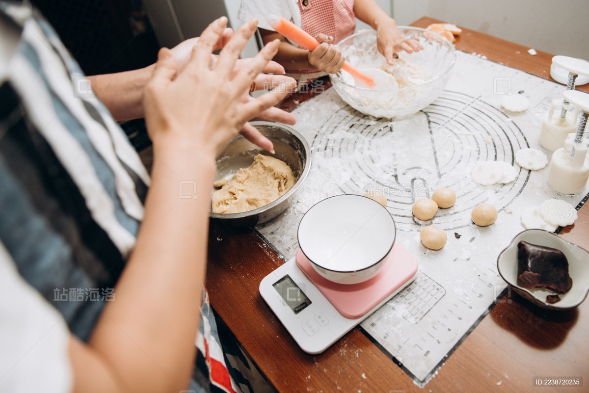 Bencohen09's tweet photo. Just finished baking chocolate chip cookies with my tiny human—flour everywhere, smiles all around, and warm treats that taste even sweeter than usual. Perfect little Tuesday win ， https://t.co/2uZyUpBCB6