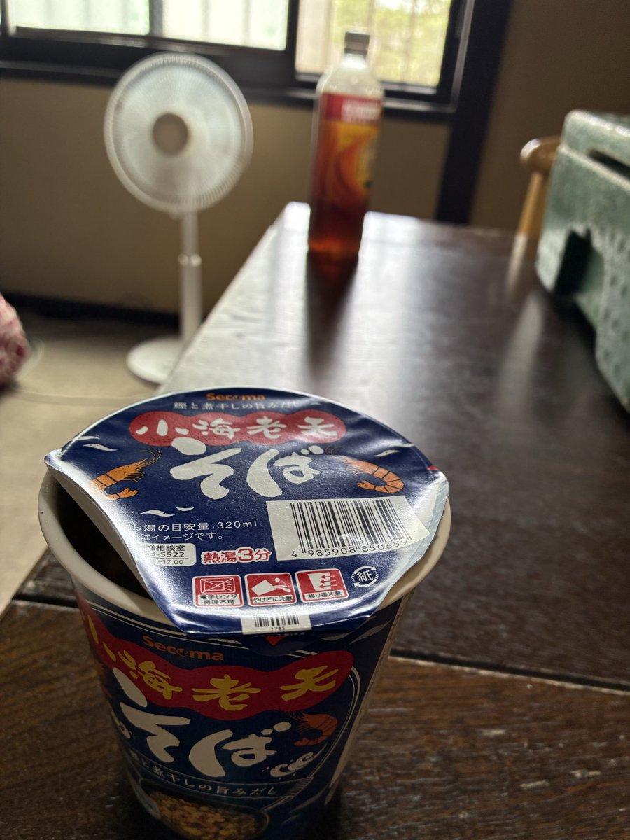 ck_mf0263's tweet photo. 何故か松本駅で買える
セコマのカップそば
お昼です
いただきます https://t.co/8XzrKlD2Jl