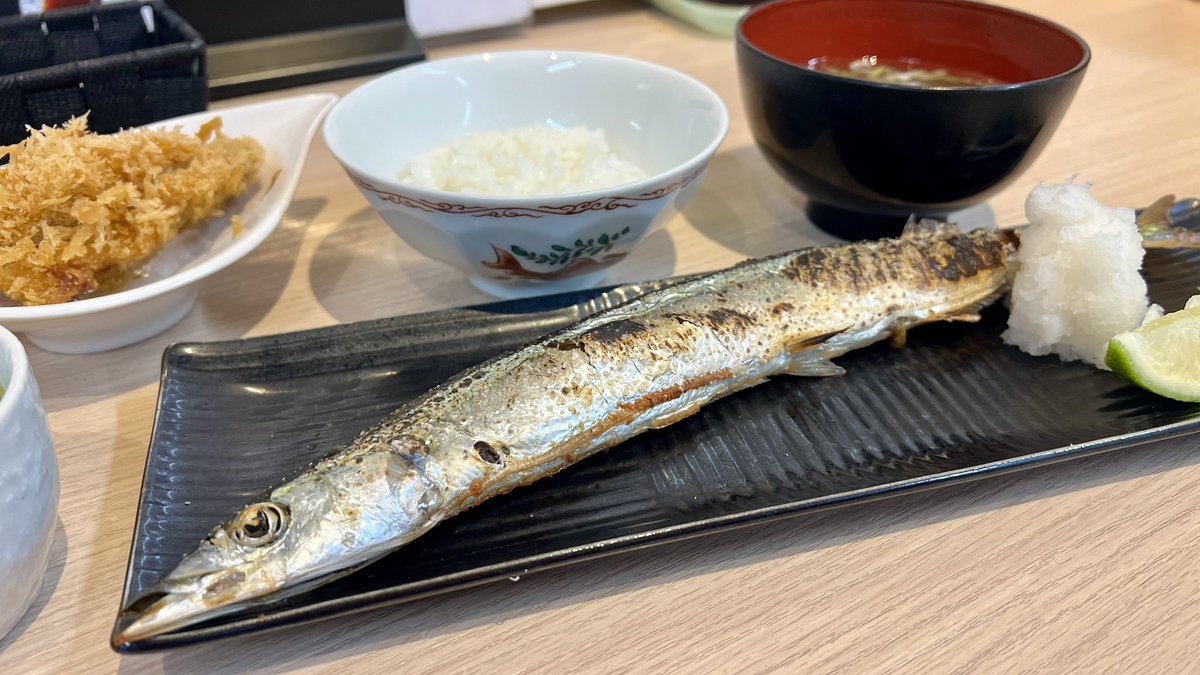 media_neko's tweet photo. きょうのランチは大船渡の海の幸ふるまいセンターで大船渡港に初水揚げされたばかりのサンマの塩焼き定食を食べたよ。800マイル沖合から2昼夜半かけて届けてくれたサンマは海の男の心意気が詰まっていてパワー漲るうまうまだよ╰(*´︶`*)╯♡
#気仙食べまくり #おいでよ大船渡 https://t.co/DtooftgJba