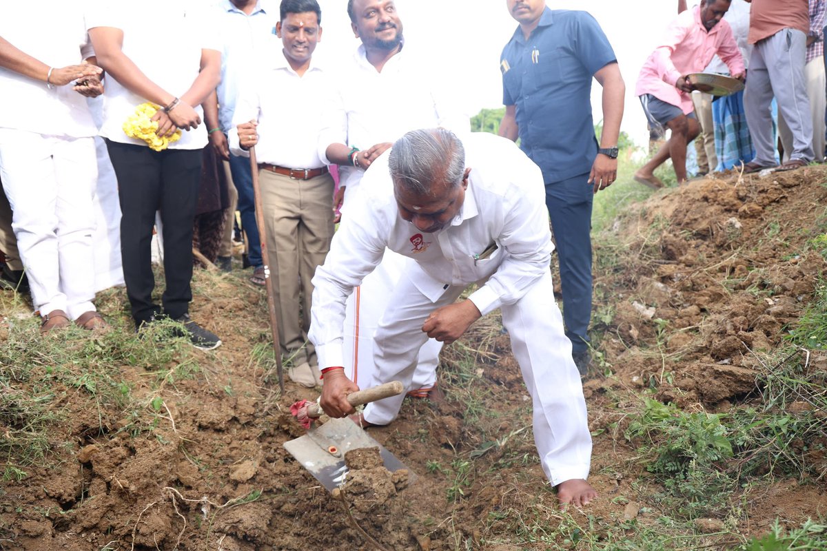 OfficeOfNAnand's tweet photo. மாண்���ுமிகு தமிழ்நாடு முதலமைச்சர் @CMOTamilnadu அவர்களின் உத்தரவின்படி,

இன்று (17.08.2026) திங்கட்கிழமை,

வளர்ச்சியடைந்த பாரதம் – கிராம வேலை உறுதி மற்றும் வாழ்வாதாரத் திட்டத்தின் (VB-GRAMG) கீழ், தமிழ்நாட்டில் ஊரக வளர்ச்சி மற்றும் ஊராட்சித் துறையின் கட்டுப்பாட்டில் உள்ள 10,185 வரத்துக் கால்வாய்கள் மற்றும் 809 ஏரிகள், குளங்கள் மற்றும் ஊரணிகள், ரூ.500 கோடி மதிப்பீட்டில் புனரமைக்கும் பணிகள் தொடங்க��்பட உள்ளன.

மழைநீரை முறையாக சேமித்து, நீர்நிலைகளின் கொள்ளளவை அதிகரிப்பதுடன், நிலத்தடி நீர்மட்டத்தை உயர்த்தவும், விவசாயம் மற்றும் குடிநீர் தேவைகளுக்கு நீர்வளத்தை பாதுகாக்கவும் இப்புனரமைப்புப் பணிகள் முக்கிய பங்காற்றும்.

இதன் ஒரு பகுதியாக, மாண்புமிகு ஊரக வளர்ச்சி மற்றும் நீர்வளத்துறை அமைச்சர் திரு.N.@BussyAnand , MLA அவர்கள், செங்கல்பட்டு மாவட்டம், காட்டாங்குளத்தூர் ஊராட்சி ஒன்றியம��, நெடுங்குன்றம் ஊராட்சியில் உள்ள புத்தூர் கிராம ஏரி வரத்துக் கால்வாயில் ரூ.3.19 கோடி மதிப்பீட்டிலான புனரமைப்புப் பணிகளை தொடங்கி வைத்தார்.

தமிழ்நாட்டின் ஊரகப் பகுதிகளில் நீர்நிலைகளை பாதுகாத்து, நீர்வளத்தை மேம்படுத்தி, விவசாயிகளின் வாழ்வாதாரத்தை உறுதி செய்யும் வகையில் இத்திட்டம் செயல்படுத்தப்பட உள்ளது.

இந்நிகழ்வில் மாண்புமிகு மனிதவள மேலாண்மை துறை அமைச்சர் திரு.டி.சரத்கும��ர் அவர்கள், செங்கல்பட்டு மாவட்ட ஆட்சியர் திரு.டாக்டர் எம். வீரப்பன், இ.ஆ.ப அவர்கள், மாண்புமிகு செங்கல்பட்டு சட்டமன்ற உறுப்பினர் திரு.எஸ்.தியாகராஜன் அவர்கள், திருப்போரூர் சட்டமன்ற உறுப்பினர் திரு.B.விஜயராஜ் அவர்கள், ஊராட்சித் துறை ஆணையர் திருமதி. வி.அமுதவல்லி, இ.ஆ.ப.,அவர்கள் மற்றும் துறை சார்ந்த பிற அதிகாரிகள் உடன் இருந்தனர். 

#100DaysofTVKGovt